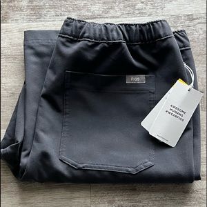 New! Figs scrubs. Mens Cairo SHORT pants. Charcoal grey